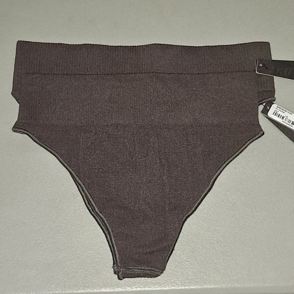 2 pair Skims seamless ribbed thongs‎